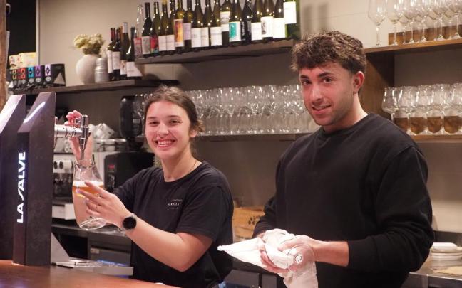 Nahia Plazaola y Julen Berrondo en el restaurante Mendizaliek.