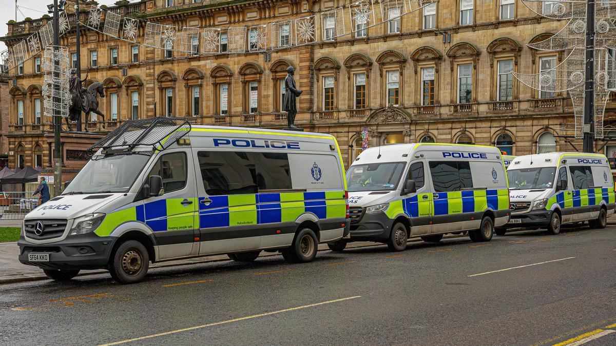 Furgonetas Mercedes Sprinter de la Policía de Escocia, utilizadas por la unidad de enlace policial (PLO)
