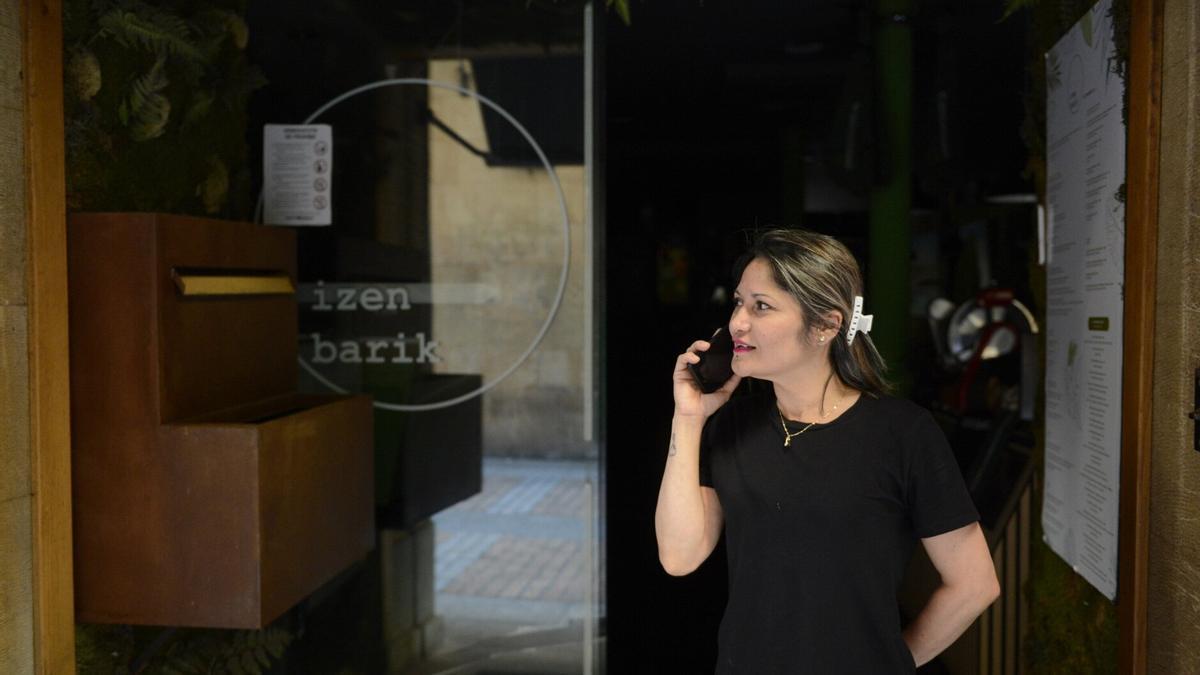 Una mujer habla por teléfono con su local completamente a oscuras por el apagón