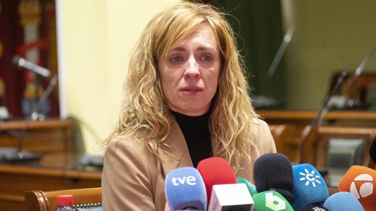 La alcaldesa de Maracena durante la rueda de prensa en la que ha desvinculado el secuestro de un caos de corrupción.