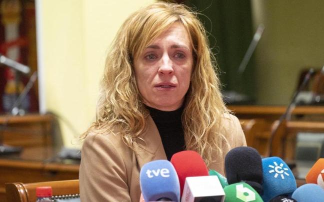 La alcaldesa de Maracena durante la rueda de prensa en la que ha desvinculado el secuestro de un caos de corrupción.