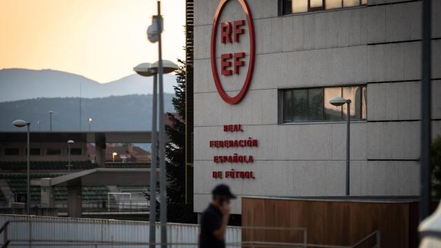 Fachada de la sede de la Real Federación Española de Fútbol.