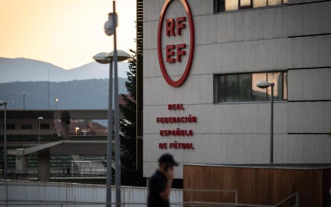 Fachada de la sede de la Real Federación Española de Fútbol.