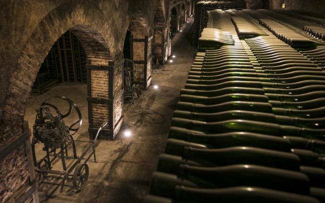 El interior de la bodega de Torelló Viticultores.