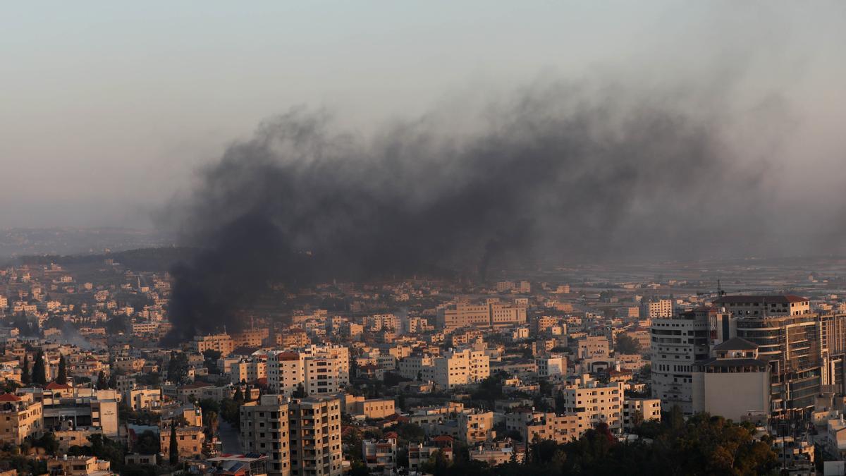 Columna de humo tras un bombardeo israelí en un campo de refugiados de Yenín.