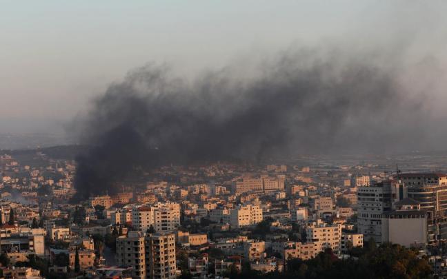 Columna de humo tras un bombardeo israelí en un campo de refugiados de Yenín.
