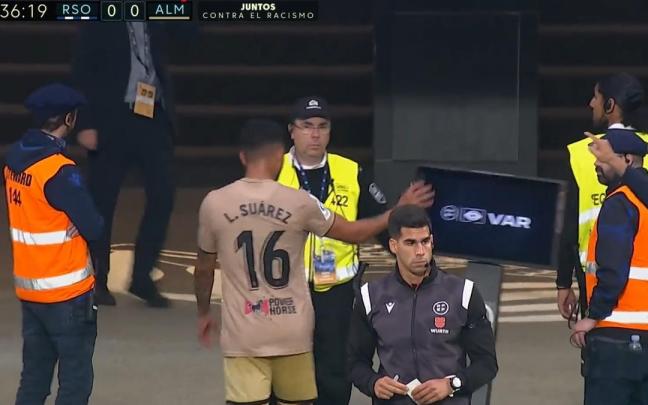 Momento en el que el jugador arroja el VAR al suelo. / DAZN