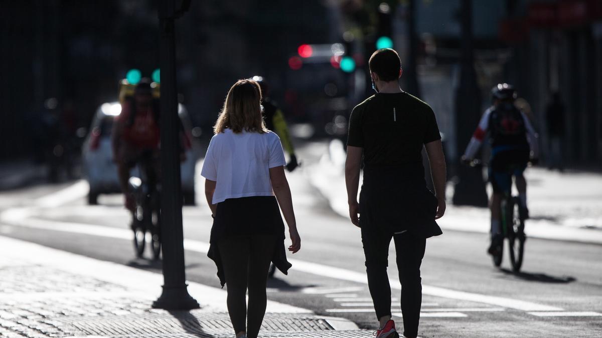 Una pareja pasea por la calle.