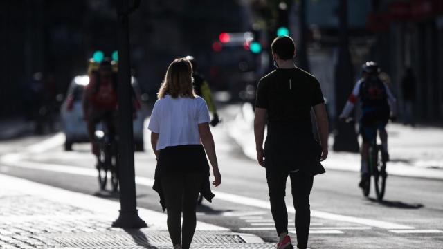 Una pareja pasea por la calle.