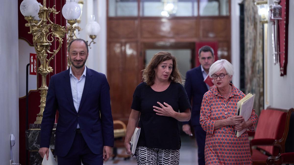 El vicepresidente primero del Congreso, Alfonso Rodríguez Gómez de Celis (i), la presidenta Francina Armengol, y la portavoz adjunta del PSOE en el Congreso, Isaura Leal (d).