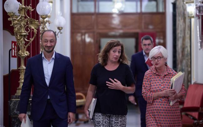 El vicepresidente primero del Congreso, Alfonso Rodríguez Gómez de Celis (i), la presidenta Francina Armengol, y la portavoz adjunta del PSOE en el Congreso, Isaura Leal (d).