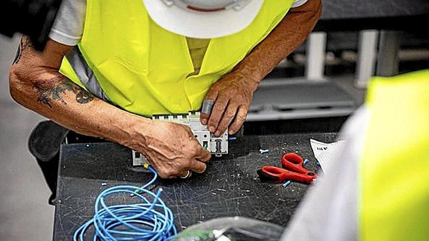 Un técnico manipula componentes eléctricos.