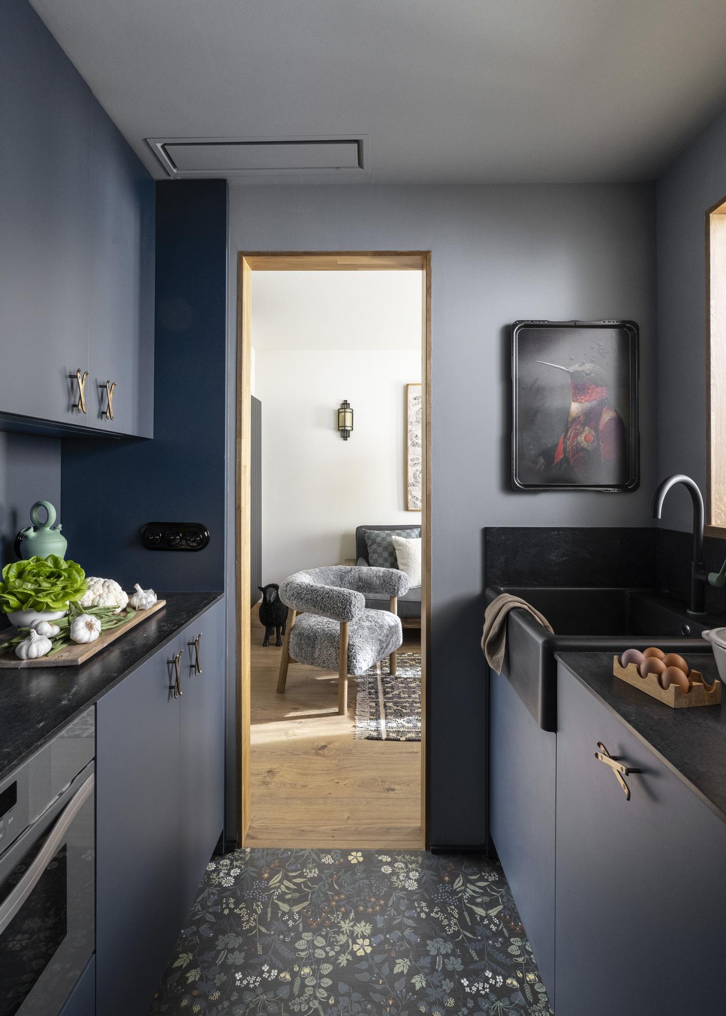 En la cocina, María Acha quiso recrear un pequeño universo mágico: una “cabaña” dentro de la casa.