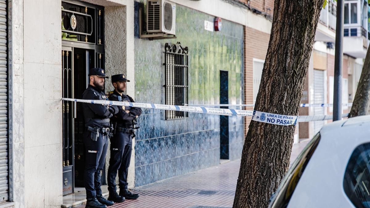 Dos agentes de Policía Nacional en el domicilio de Móstoles en el que fue apuñalada la mujer.