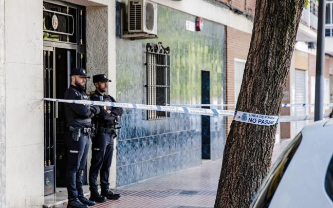 Dos agentes de Policía Nacional en el domicilio de Móstoles en el que fue apuñalada la mujer.