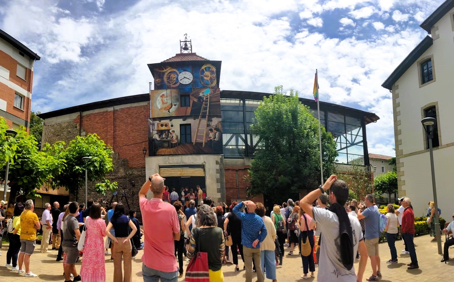 Inauguración del mural de la torre reloj de la Plaza Garai de Artziniega que ganó en la primera edición del certamen en 2024