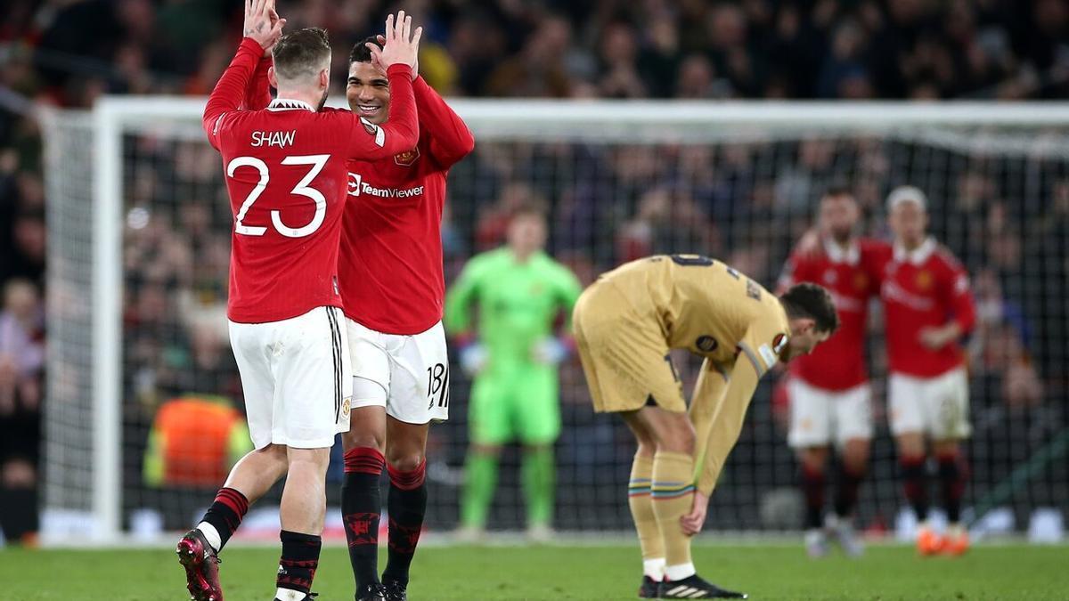 Shaw y Casemiro celebran la victoria del Manchester United ante el Barcelona.