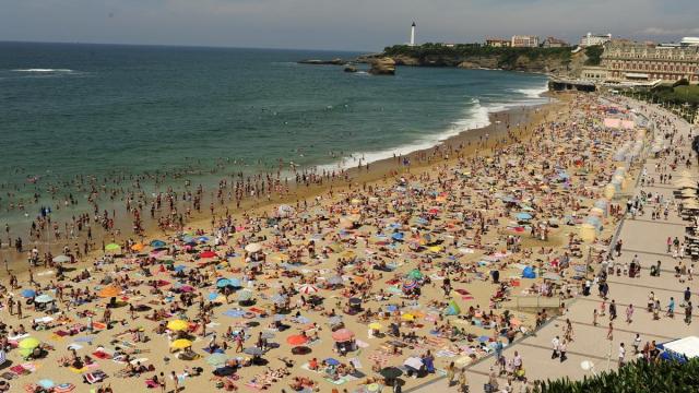 Vista general de una playa con gente en verano