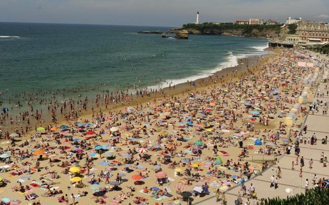 Vista general de una playa con gente en verano