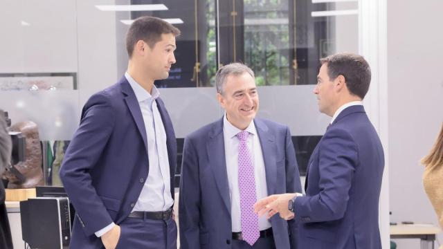 El presidente del EBB del PNV, Aitor Esteban, sonríe en un corrillo junto al portavoz Díez Antxustegi y el lehendakari Pradales.