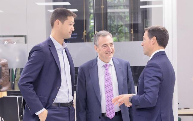 El presidente del EBB del PNV, Aitor Esteban, sonríe en un corrillo junto al portavoz Díez Antxustegi y el lehendakari Pradales.