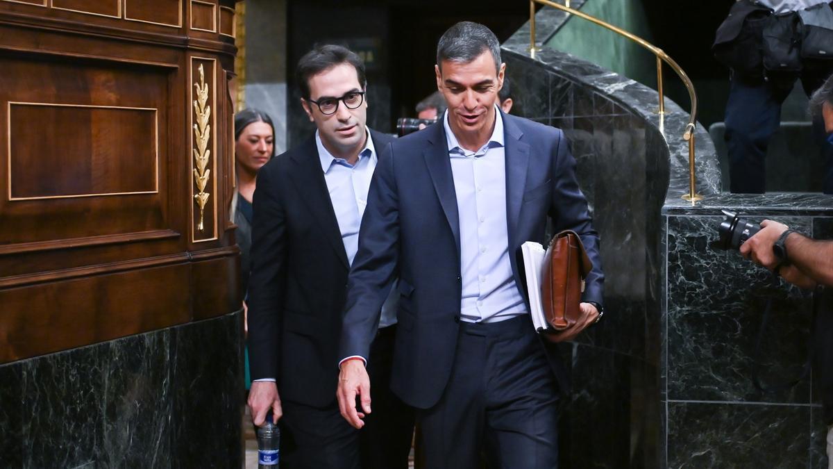 Pedro Sánchez, y el vicepresidente primero y ministro de Economía, Comercio y Empresa, Carlos Cuerpos, a su llegada a una sesión plenaria en el Congreso.