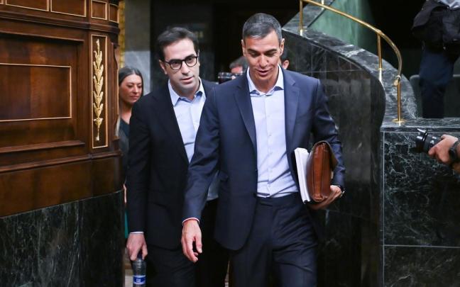 Pedro Sánchez, y el vicepresidente primero y ministro de Economía, Comercio y Empresa, Carlos Cuerpos, a su llegada a una sesión plenaria en el Congreso.