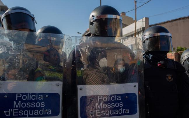 Agentes de policía llevan a cabo un desalojo.