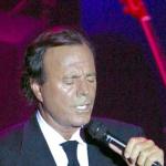 Julio Iglesias, en un concierto en 2002 con una de sus más típicas poses.