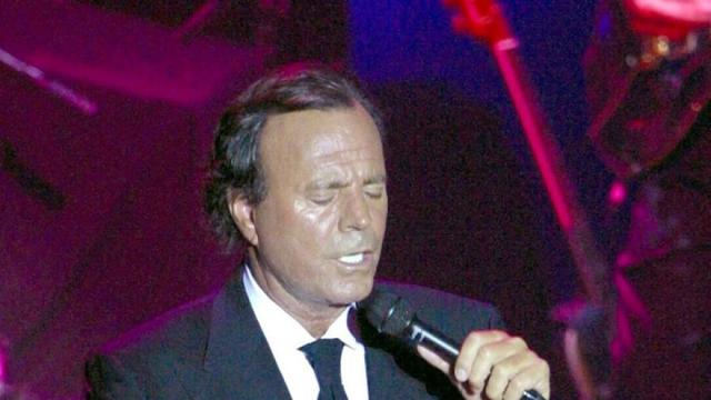 Julio Iglesias, en un concierto en 2002 con una de sus más típicas poses.