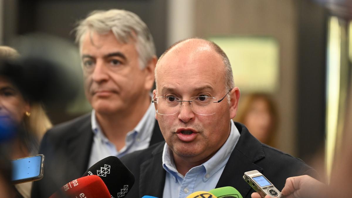 El secretario general de PP, Miguel Tellado, y el presidente del PP vasco, Javier de Andrés