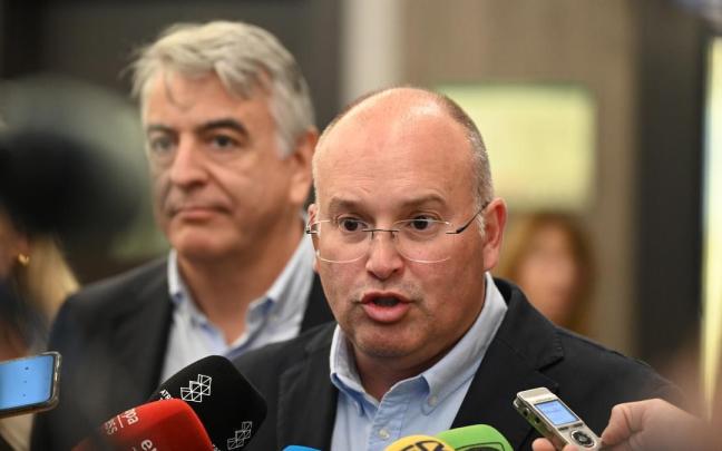 El secretario general de PP, Miguel Tellado, y el presidente del PP vasco, Javier de Andrés