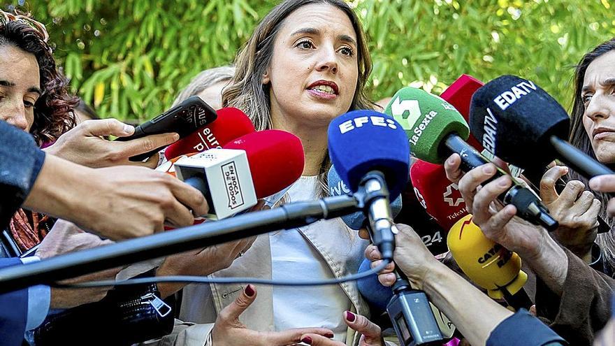 La ministra de Igualdad, Irene Montero, cercada ayer por la prensa a su llegada al Museo del Traje en Madrid. | FOTO: E.P.