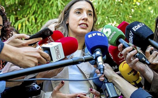 La ministra de Igualdad, Irene Montero, cercada ayer por la prensa a su llegada al Museo del Traje en Madrid. | FOTO: E.P.