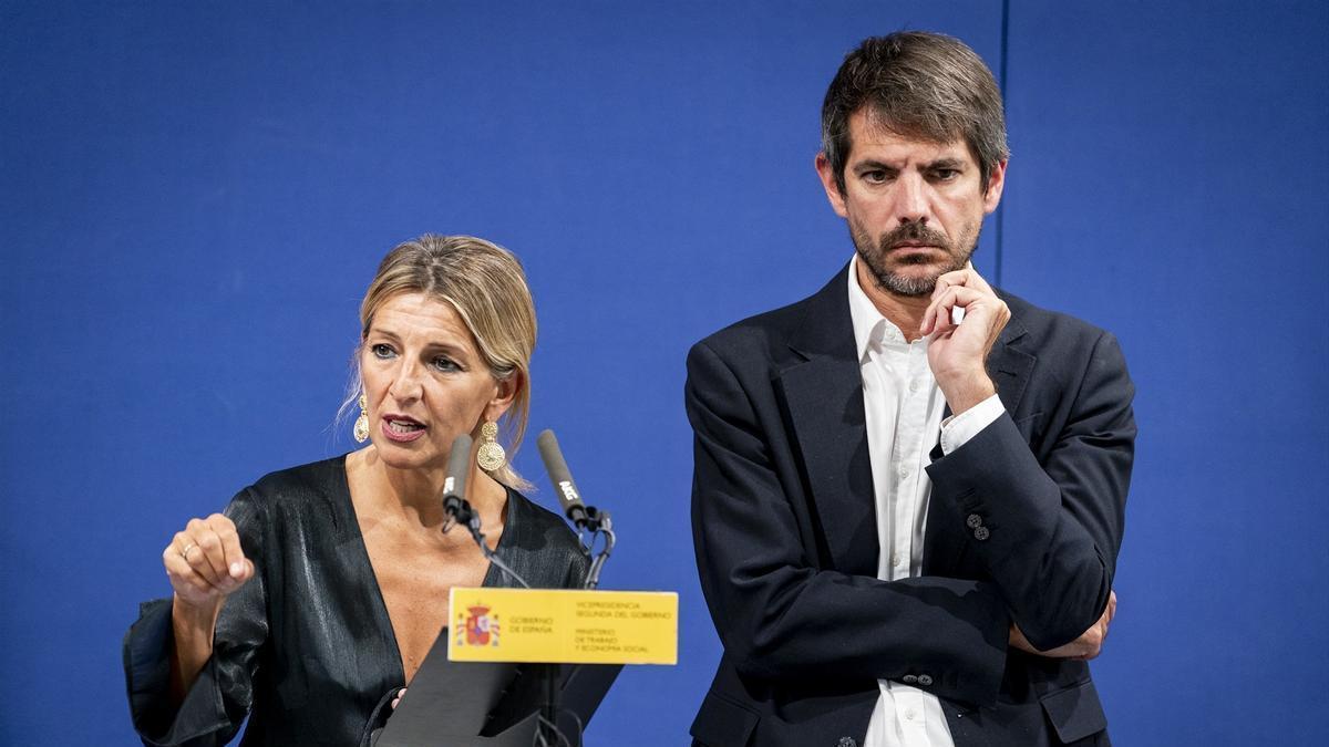 La vicepresidenta segunda del Gobierno español y ministra de Trabajo, Yolanda Díaz, junto al ministro de Cultura, Ernest Urtasun.