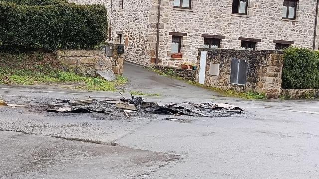 Restos calcinados de uno los contenedores quemados.