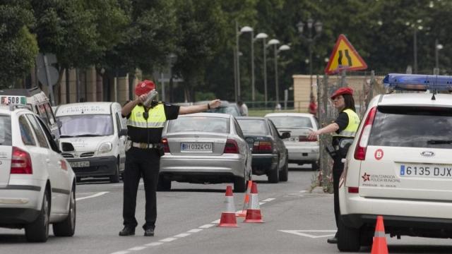 Policías municipales de Bilbao, parando vehículos para control de alcoholemia.