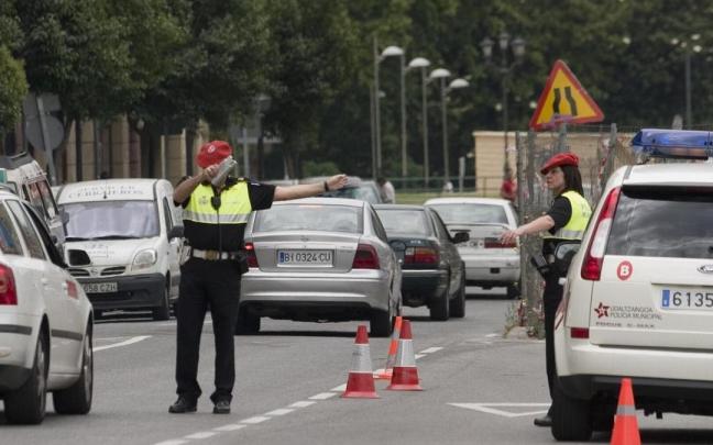 Policías municipales de Bilbao, parando vehículos para control de alcoholemia.