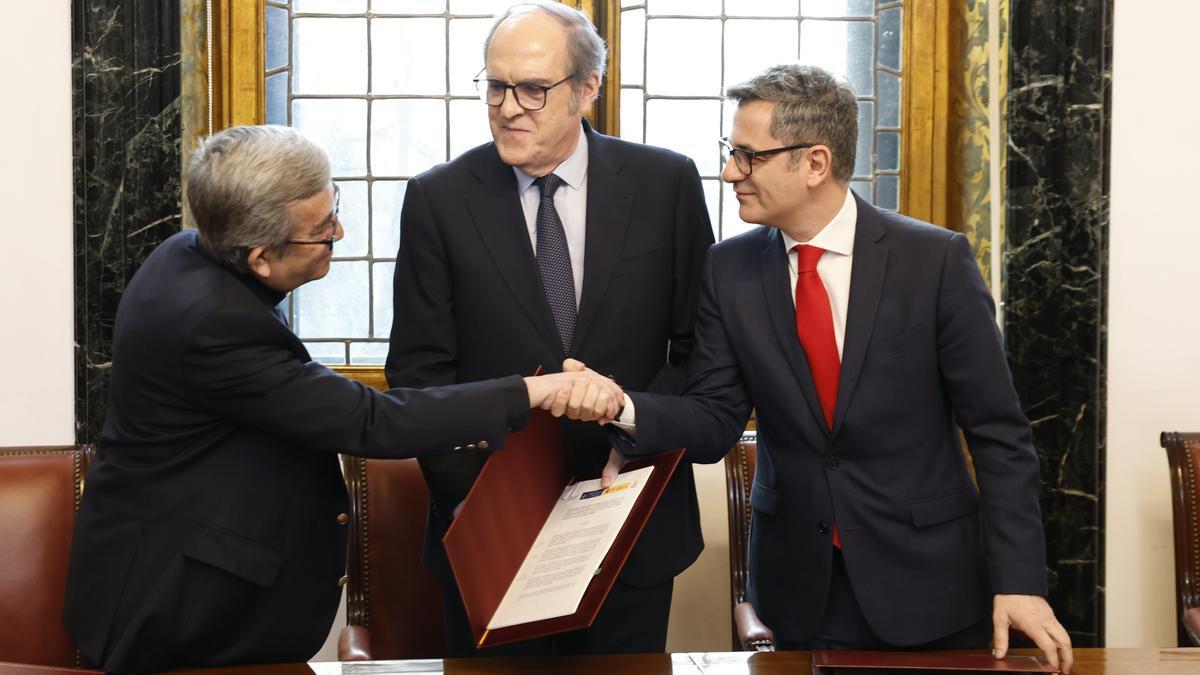 El acuerdo ha sido rubricado por el ministro de la Presidencia, Félix Bolaños; el presidente de la CEE, Luis Argüello; el presidente de Confer, Jesús Díaz Sariego; y el Defensor del Pueblo, Ángel Gabilondo.