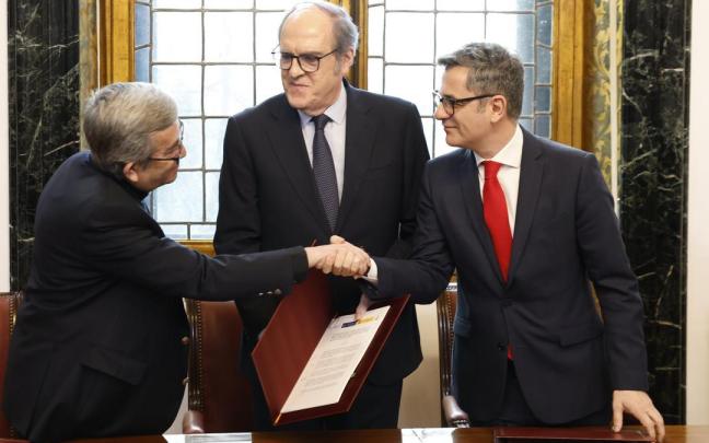 El acuerdo ha sido rubricado por el ministro de la Presidencia, Félix Bolaños; el presidente de la CEE, Luis Argüello; el presidente de Confer, Jesús Díaz Sariego; y el Defensor del Pueblo, Ángel Gabilondo.