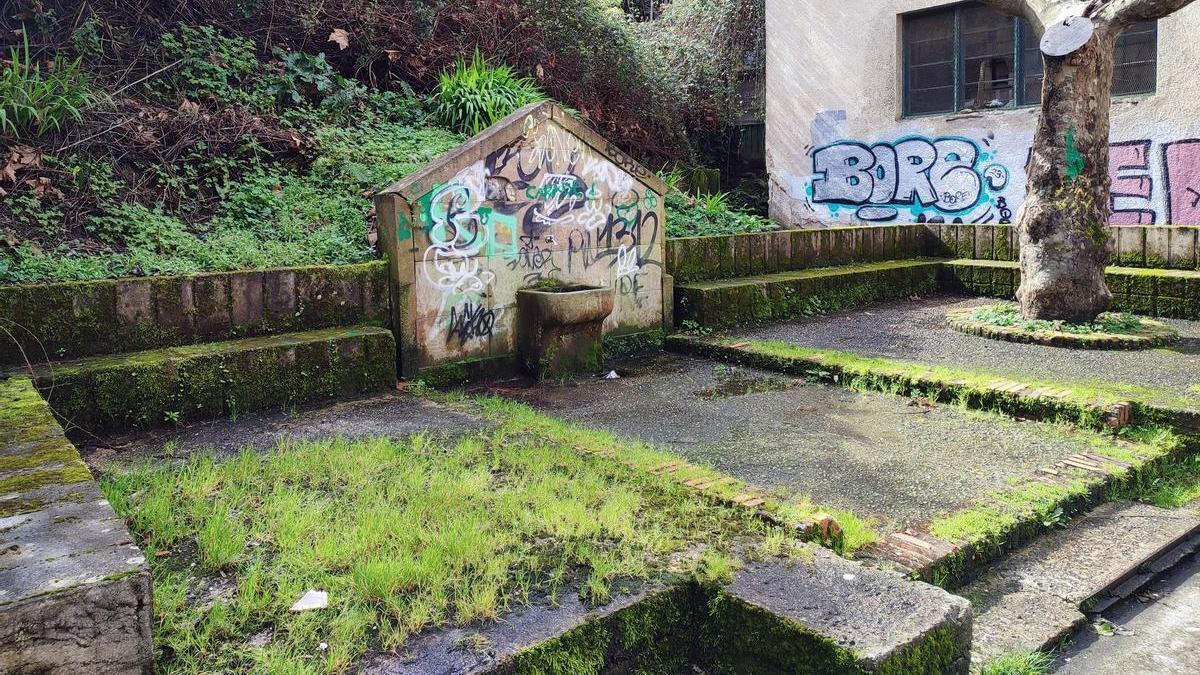 El estado de algunas fuentes, con pintadas y suciedad, están en el origen de las demandas del PNV al gobierno municipal de Soraluze.
