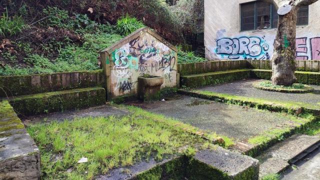 El estado de algunas fuentes, con pintadas y suciedad, están en el origen de las demandas del PNV al gobierno municipal de Soraluze.