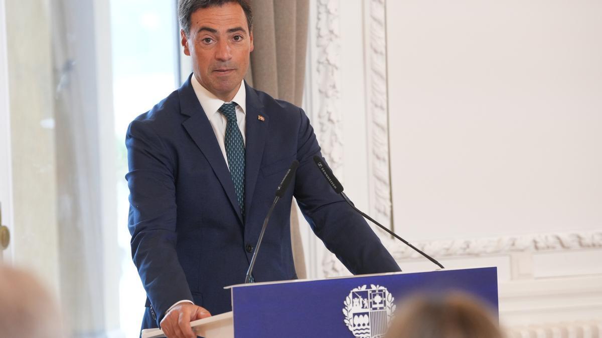El lehendakari, Imanol Pradales, ofrece declaraciones a los medios.