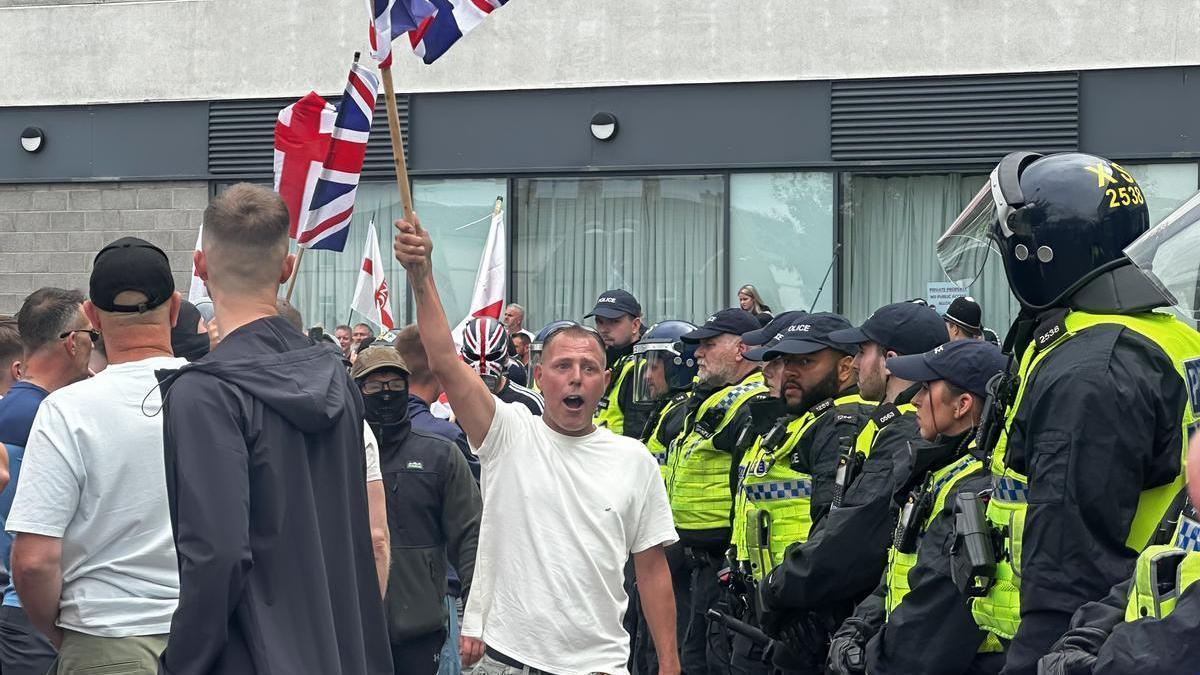 Ultraderechistas protestan ante el Holiday Inn de Rotherham.