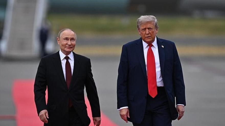 Imagen de archivo del presidente estadounidense, Donald Trump, y ruso, Vladimir Putin