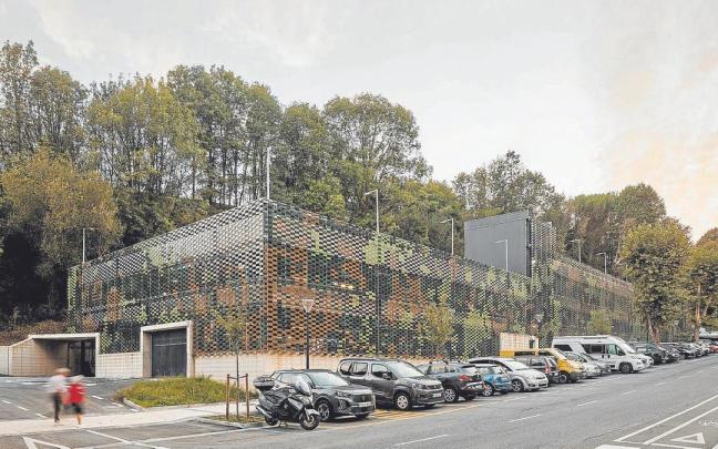 Beraun auzoan kokatzen den proiektu honek herriko aparkaleku beharrei erantzuten die modu sinple eta ordenatuan, gustoz eta erraz.