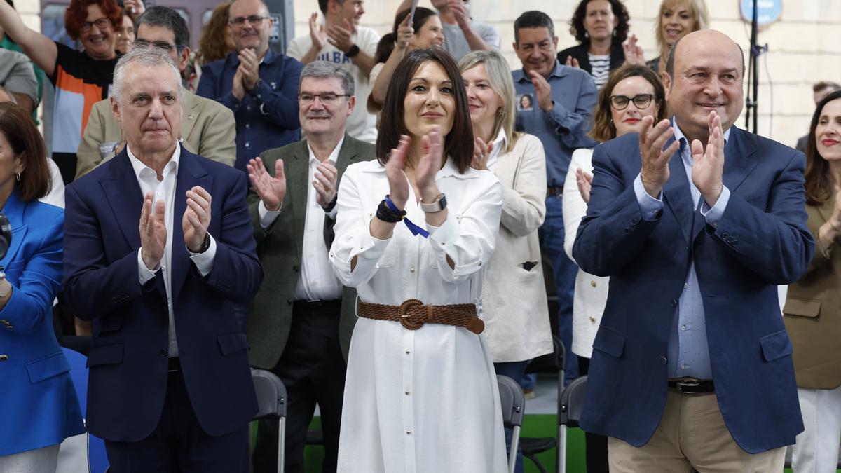 La candidata del PNV a las elecciones europeas, Oihane Agirregoitia, con el lehendakari Urkullu y Andoni Ortuzar, en el cierre de campaña electoral en Bilbao