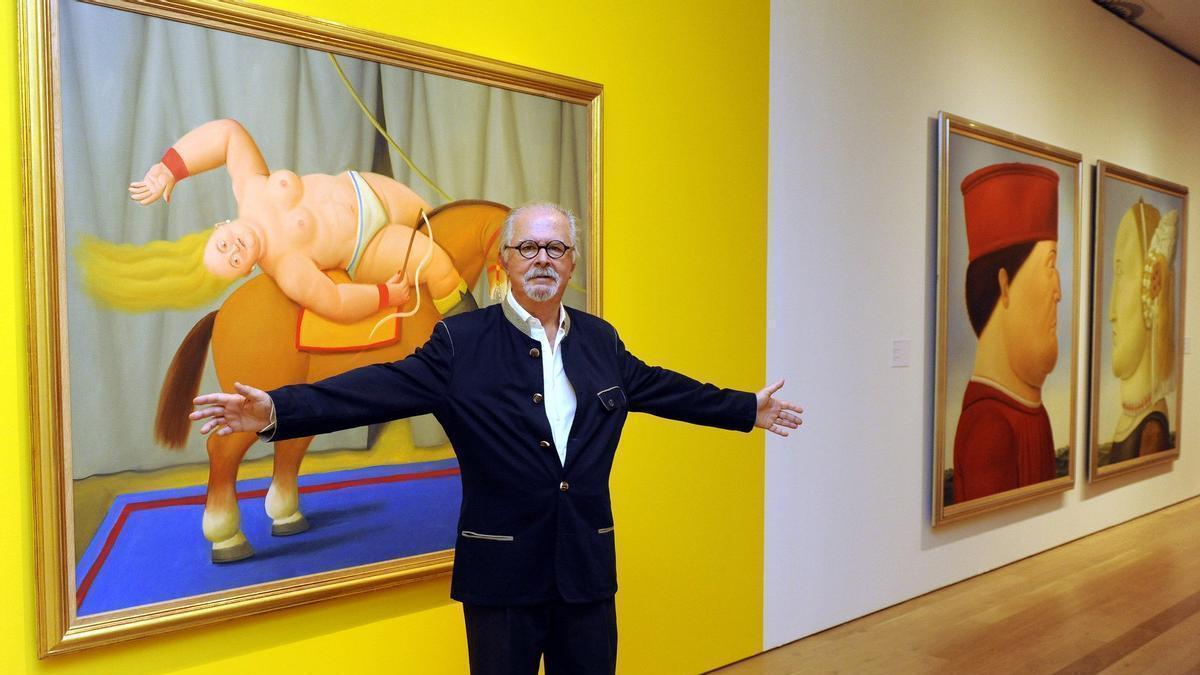 Fernando Botero posa ante tres de sus obras.