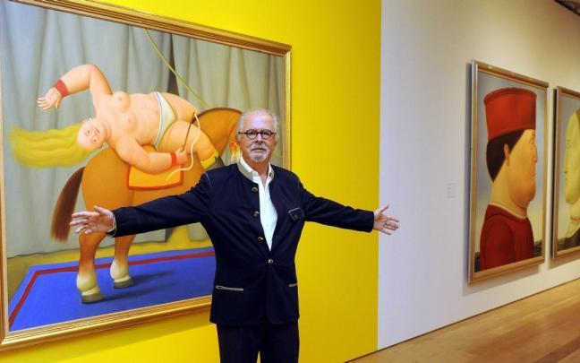 Fernando Botero posa ante tres de sus obras. Fernando Botero posa ante tres de sus obras.