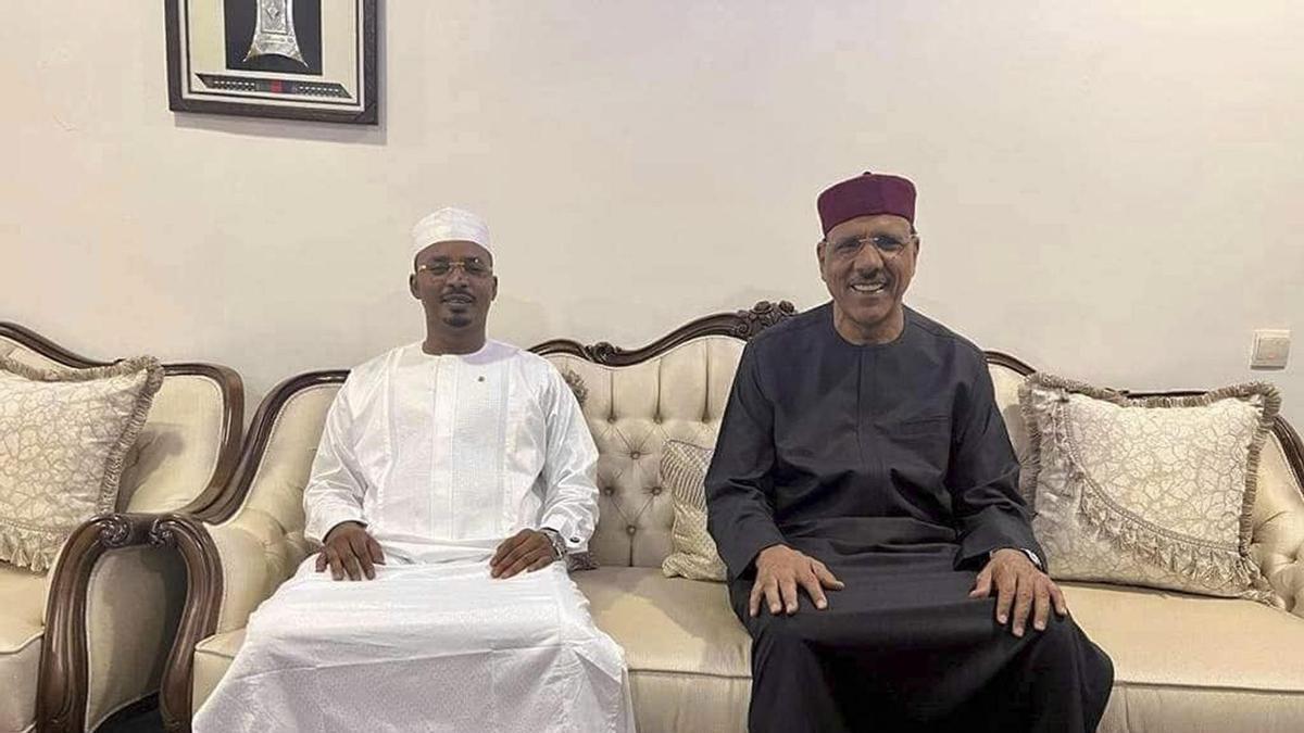 El presidente de transición de Chad, el general Mahamat Idriss Déby Itno (i), comparte la primera fotografía del presidente depuesto de Níger, Mohamed Bazoum (d).